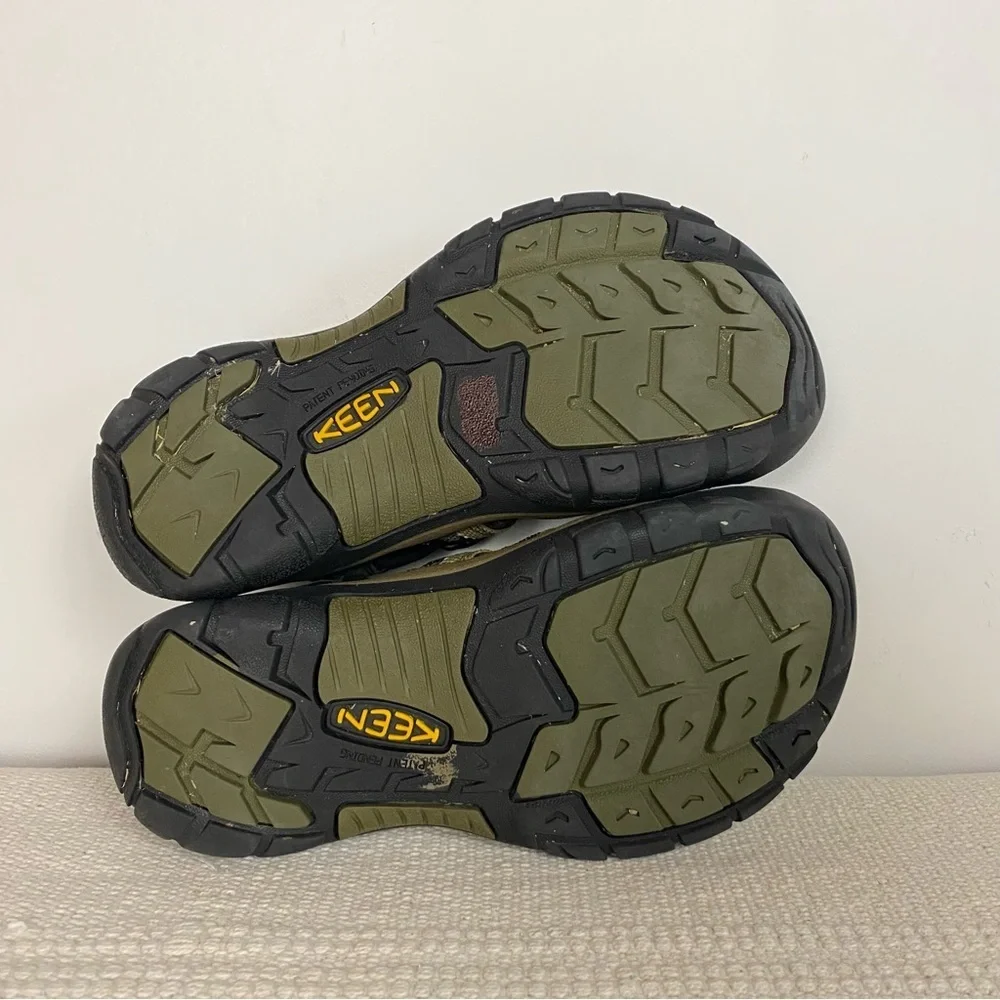 KEEN Newport Closed Toe Hiking Sandals Kids size 3